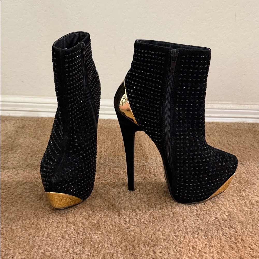 Elegant Black and Gold Heeled Boots
